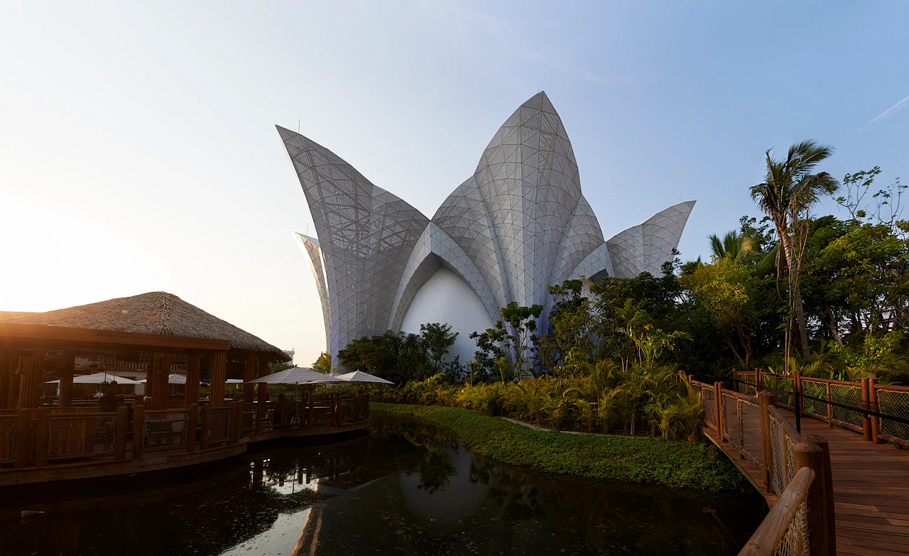 2025_Cique du Soleil_LUDÕ_Outside_Inside_Theater_Credit_Marc Montplaisir_1